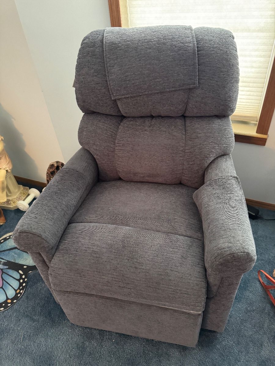 Like new with tags Lift chair 