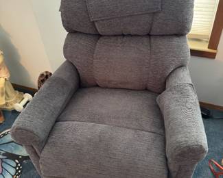 Like new with tags Lift chair 