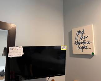32 inch TV with wall mount, picture