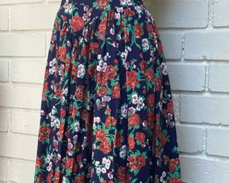 Vintage Floral Dress Beautiful vintage floral dress featuring a rich navy background with vibrant red blossoms, a flattering sweetheart neckline, gathered waist, and full flowing skirt. A timeless silhouette perfect for vintage lovers, garden parties, or everyday romantic style.