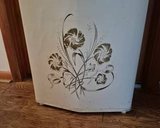Retro laundry hamper