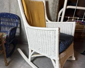065 vintagewhitewickerrockingchair