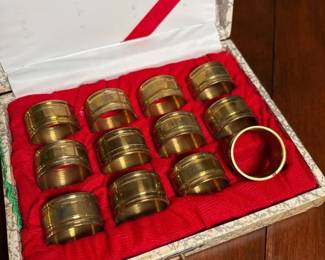 396 vintagebrassnapkinringsetwithdecor