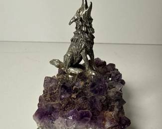 384 metalhowlingwolffigurineonamethyst