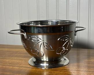 150 stainlesssteelcherrycutoutcolander