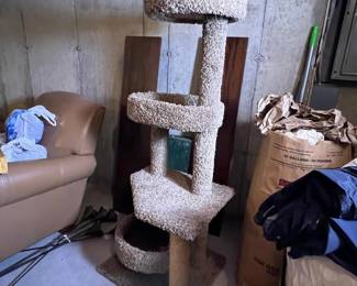 105 3levelcarpetedcattreewithsisalpos