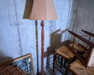 097 woodenfloorlampwithredandbeigestr