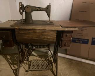 Antique SINGER Sewing Machine & Stand 