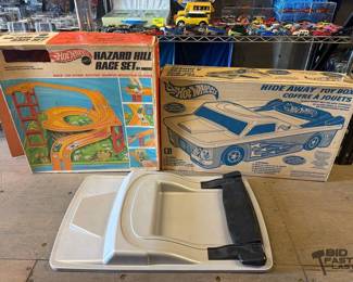 4044 Hot Wheels Hide Away Toy Box and Hazard Hill Race Set