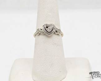 815 10kt White Gold Ring with Diamonds 2.4g