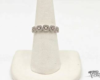 817 10kt White Gold Ring with Diamonds 2.0g