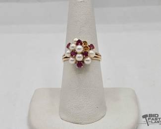 707  14kt Gold Ring with Ruby and Pearls 4.5g
