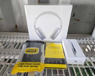 2852  Apple Iphone 5 and Headphones