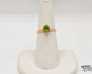 712  14kt Gold Ring with Peridot 2.4g