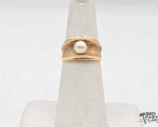 709  14kt Gold Ring with Pearl 3.7g