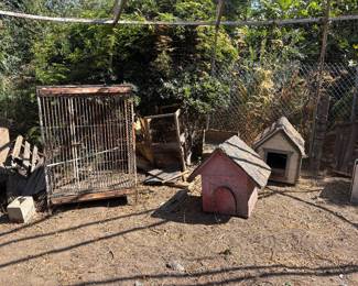 Dog houses & cages 