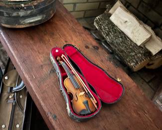 Miniature violin