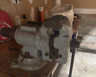 Bench vise