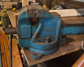 Bench vise