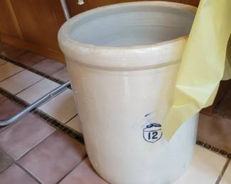 12 gal Acorn crock