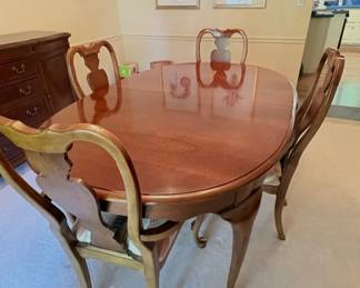 Thomasville Cherry Dinning Table -4 Chairs & 2 Leafs 