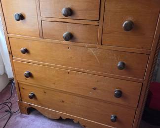 Beautiful, Pine Knob Chest of Drawers