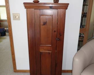 1 DOOR PINE PIE SAFE