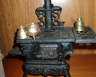 CAST IRON DOLL SIZE STOVE