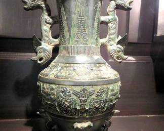 Chinese Qing Dynasty archaistic bronze vase