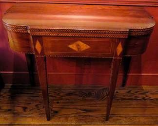 Stunning Early 19th cent. Federal inlaid mahogany game table