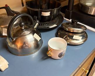 Kitchen - miscellaneous cooking items 