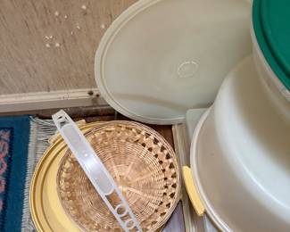 Various Tupperware & containers 