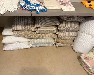 Bedroom - pillows 