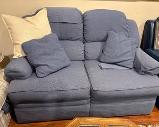 Reclining love seat with 2 matching pillows in Living room
