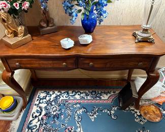 Bedroom - nice table with drawers - miscellaneous decor 