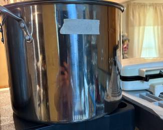 Kitchen - large pot no lid 