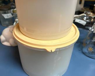 Kitchen - Tupperware containers 