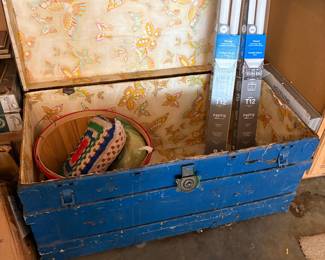 Garage - vintage chest 