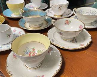 Lot 10018: English-Style Gilt Bone China Teacup & Saucer Group (photo 7)
