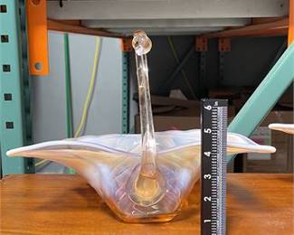 Lot 10014: Pair of Opalescent Art Glass Leaf Bowls with Handles (photo 5)