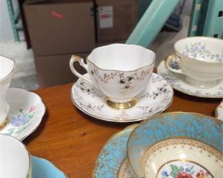 Lot 10018: English-Style Gilt Bone China Teacup & Saucer Group (photo 11)