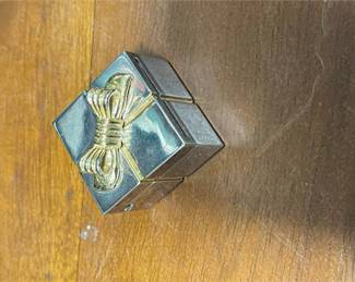Lot 10027: Miniature Gift Box Desk Clock and Photo Frame (photo 2)