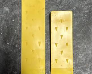 Lot 0905: Pair of Oregon Molded Plastic Tree-Felling Wedges, 10.5 In. (photo 2)