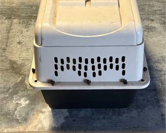 Lot 0537: Petco Home & Travel Premium Small Plastic Travel Kennel (photo 3)