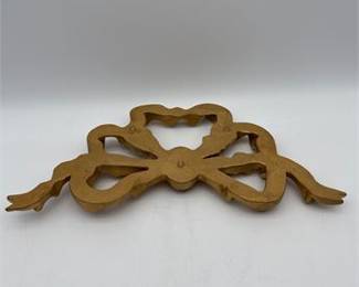 Lot 0324: Gilt Ribbon-And-Bow Appliqué Ornament, Louis XVI Style (photo 2)
