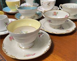 Lot 10018: English-Style Gilt Bone China Teacup & Saucer Group (photo 12)