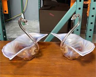 Lot 10014: Pair of Opalescent Art Glass Leaf Bowls with Handles (photo 3)