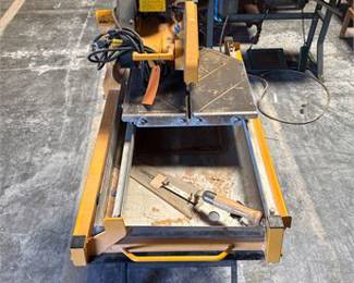 Lot 0528: SawMaster SDT-1000P 2 HP Wet Tile Saw on Folding Stand (photo 3)