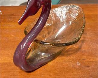 Lot 10008: Amber and Amethyst Arklahoma Art Glass Swan-Form Bowl (photo 5)