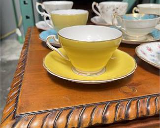 Lot 10018: English-Style Gilt Bone China Teacup & Saucer Group (photo 4)